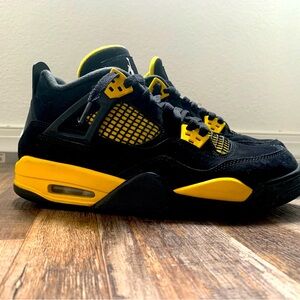 Jordan Retro 4 Thunders. Size 7 Young men’s.
